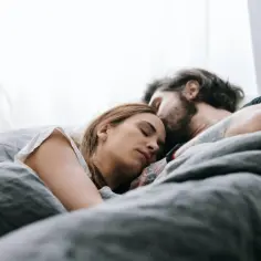 Co to znaczy, gdy śni ci się ten sam sen co druga osoba: fascynujący znak